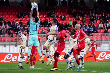 Lorenzo Montipo (Hellas Verona FC) İtalya 'nın Monza kentindeki U-Power Stadyumu' nda oynanan AC Monza-Hellas Verona maçında.