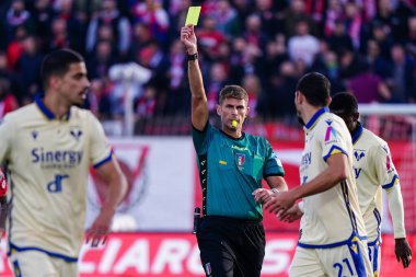 Francesco Cosso (Hakem) İtalyan futbolu Serie A maçında sarı kartı gösteriyor AC Monza ve Hellas Verona maçında Monza, İtalya 'da U-Power Stadyumu' nda, Kasım 06, 2022 - Fotoğraf: Luca Rossin