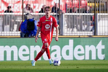 İtalya futbol takımı Serie A maçında Nicolo Rovella (AC Monza), İtalya 'nın Monza kentindeki U-Power Stadyumu' nda Hellas Verona 'ya karşı AC Monza maçında (AC Monza)