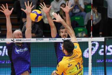 Adis Lagumdzija (Valsa Group Modena) İtalyan Serie A Erkekler Süper Ligi Şampiyonası sırasında Leo Shoes Modena, Modena 'daki PalaPanini' de Top Volley Cisterna 'ya karşı.