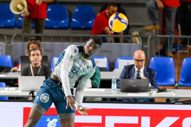 İtalyan Serie A Erkekler Süper Ligi Şampiyonası sırasında Noumory Keita # 9 (WithU Verona) hizmet vermektedir. Cucine Lube Civitanova - WithU Verona Eurosuole Forum, Civitanova Marche, İtalya, Kasım 06, 2022 - Fotoğraf: Roberto Bartomeol