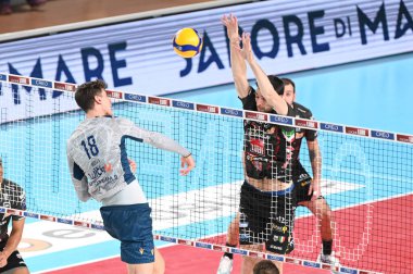 İtalyan Serie A Erkekler Süper Ligi Şampiyonası sırasında Leandro Mosca 'nın 18 numaralı saldırısı Cucine Lube Civitanova - WithU Verona Eurosuole Forumunda Civitanova Marche, İtalya, Kasım 06, 2022 - Fotoğraf: Roberto Bartomeol