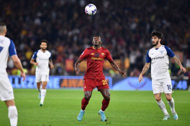 AS Roma 'dan Mohamed Camara, AS Roma ve SS Lazio arasında 6 Kasım 2022' de İtalya 'nın başkenti Roma' da oynanan Stadio Olimpico 'da oynanan karşılaşmada görülüyor. - Fotoğraf: Gennaro Masi / LiveMedi