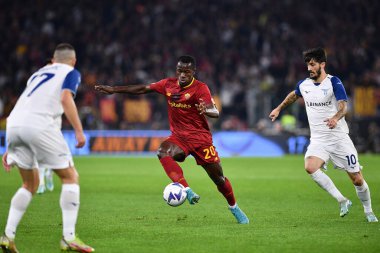 AS Roma 'dan Mohamed Camara, AS Roma ve SS Lazio arasında 6 Kasım 2022' de İtalya 'nın başkenti Roma' da oynanan Stadio Olimpico 'da oynanan karşılaşmada görülüyor. - Fotoğraf: Gennaro Masi / LiveMedi