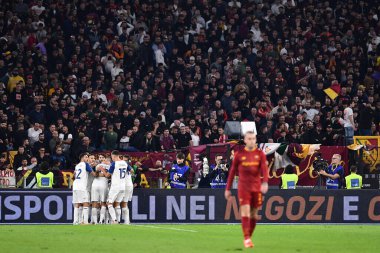 Lazio takımı, 6 Kasım 2022 'de İtalya' nın başkenti Roma 'da AS Roma ve SS Lazio arasında oynanan Serie A karşılaşmasında sevinçten havalara uçtu. - Fotoğraf: Gennaro Masi / LiveMedi