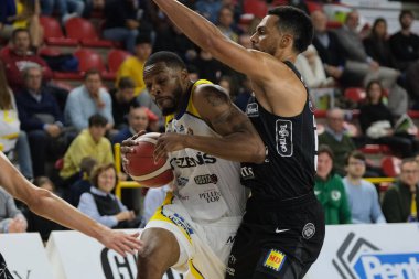 Aric Holman - Tezenis Verona, İtalya Basketbol Şampiyonası Tezenis Verona-Dolomiti Energia Trentino maçında Trent Lockett 'in karşı çıktığı takım Verona, İtalya' da PalaOlimpia 'da, Kasım 06, 2022 - Fotoğraf: Roberto Tommasin