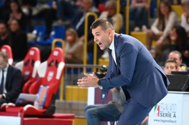 Gianlorenzo Blengini (Cucine Lube Civitanova Teknik Direktörü) İtalyan Serie A Erkekler Süper Ligi Şampiyonası sırasında Cucine Lube Civitanova - WithU Verona Eurosuole Forumu 'nda Civitanova Marche, İtalya' da, Kasım 06, 2022
