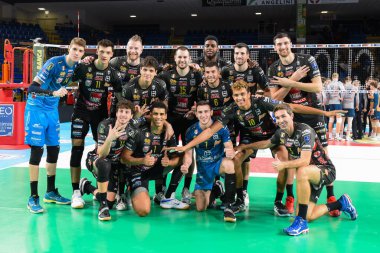 İtalya 'nın Civitanova kentinde düzenlenen Eurosuole Forum' da İtalyan Serie A Erkekler Süper Ligi Şampiyonası sırasında Cucine Lube Civitanova - WithU Verona maçında Cucine Lube Civitanova Civitanova oyuncularının grup fotoğrafı.