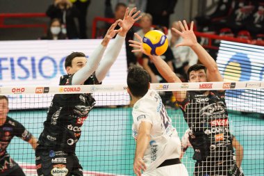 ebadipour milad (n.22 allianz milano) v giannelli simone (n.6 sir Security susa perugia) resende gualberto flavio (n.15 sir sir Security susa perugia) voleybol İtalya Serie A Men SuperLeague Şampiyonası Sir Susa Perugia - Allianz Milano 