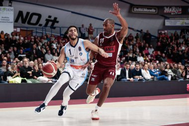 Jordan Howard (GeVi Napoli Basket) ve Jayson Granger (Umana Reyer Venezia) İtalya Basketbol Şampiyonası sırasında Umana Reyer Venezia, GeVi Napoli Basket 'e karşı Venedik, İtalya' daki Taliercio 'da, Kasım 06, 2022