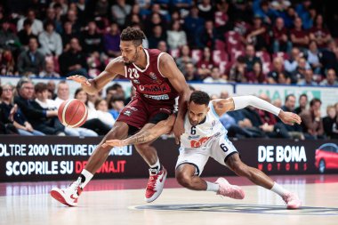 Jeff Brooks (Umana Reyer Venezia) ve David Michineau (GeVi Napoli Basket) İtalya Basketbol Şampiyonası sırasında Umana Reyer Venezia, GeVi Napoli Basket 'e karşı Venedik, İtalya' daki Taliercio, Kasım 06, 2022 - Fotoğraf: Mattia Radon