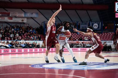 Robert Johnson (GeVi Napoli Basket) ve Michael Bramos (Umana Reyer Venezia) ve Allerik Freeman (Umana Reyer Venezia) İtalya Basketbol Şampiyonası Umana Reyer Venezia - GeVi Napoli Basket maçı sırasında İtalya 'nın Venedik kentinde, Nove