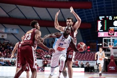 Jacorey Williams (GeVi Napoli Basket) ve Jeff Brooks (Umana Reyer Venezia) ve Amedeo Tessitori (Umana Reyer Venezia) İtalya Basketbol Şampiyonası 'nda Umana Reyer Venezia, İtalya' da Taliercio 'da GeVi Napoli Basket' e karşı.