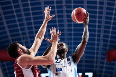 Mitchell Watt (Umana Reyer Venezia) ve Jacorey Williams (GeVi Napoli Basket) İtalya Basketbol Şampiyonası sırasında Umana Reyer Venezia, GeVi Napoli Basket 'e karşı Venedik, İtalya' da Taliercio, Kasım 06, 2022 - Fotoğraf: Mattia Radon