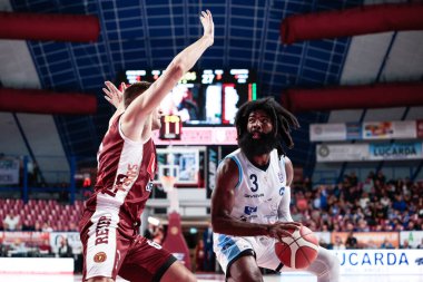 Robert Johnson (GeVi Napoli Basket) ve Michael Bramos (Umana Reyer Venezia) İtalya Basketbol Şampiyonası sırasında Umana Reyer Venezia, GeVi Napoli Basket 'e karşı Venedik, İtalya' da, Kasım 06, 2022 - Fotoğraf: Mattia Radon