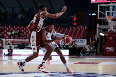 David Michineau (GeVi Napoli Basket) ve Jeff Brooks (Umana Reyer Venezia) İtalya Basketbol Şampiyonası sırasında Umana Reyer Venezia - GeVi Napoli Basket 'e karşı Venedik, İtalya' da Taliercio, Kasım 2022 - Fotoğraf: Mattia Radon
