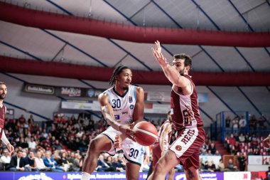 Elijah Stewart (GeVi Napoli Basket) ve Amedeo Tessitori (Umana Reyer Venezia) İtalya Basketbol Şampiyonası sırasında Umana Reyer Venezia - GeVi Napoli Basket 'e karşı Venedik, İtalya' da Taliercio 'da, Kasım 06, 2022