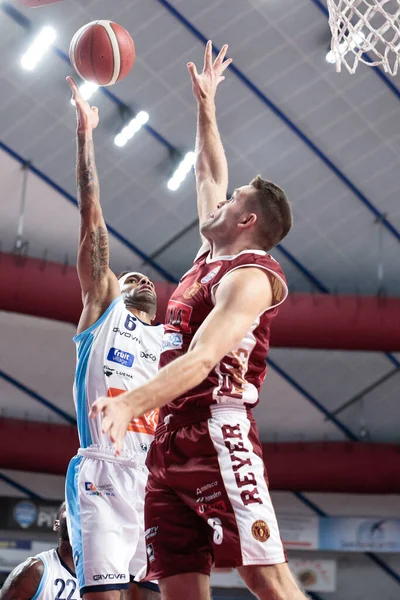 David Michineau Gevi Napoli Basket Michael Bramos Umana Reyer Venezia — Foto de Stock
