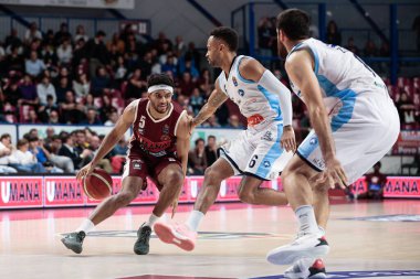 Allerik Freeman (Umana Reyer Venezia) ve David Michineau (GeVi Napoli Basket) İtalya Basketbol Şampiyonası sırasında Umana Reyer Venezia, GeVi Napoli Basket 'e karşı Venedik, İtalya, Taliercio' da, Kasım 06, 2022 - Fotoğraf: Mattia Radon