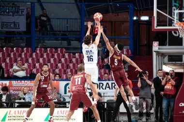 Lorenzo Uglietti (GeVi Napoli Basket) ve Michael Bramos (Umana Reyer Venezia) İtalya Basketbol Şampiyonası sırasında Umana Reyer Venezia, GeVi Napoli Basket 'e karşı Venedik, İtalya' daki Taliercio 'da, Kasım 06, 2022 - Fotoğraf: Mattia Radon