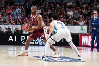 Jayson Granger (Umana Reyer Venezia) ve Jordan Howard (GeVi Napoli Basket) İtalya Basketbol Şampiyonası sırasında Umana Reyer Venezia, GeVi Napoli Basket 'e karşı Venedik, İtalya' da Taliercio, Kasım 06, 2022 - Fotoğraf: Mattia Radon