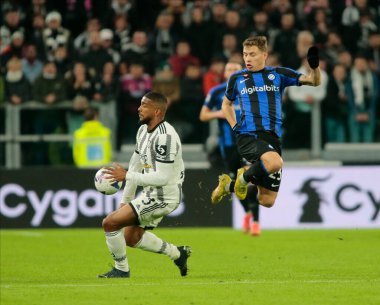 Fc Inter 'den Nicolo Barrella ve Juventus Fc' ten Bremer İtalya Serie A sırasında, Juventus Fc ile Inter Fc arasında 06 Kasım 2022 'de Torino, İtalya' daki Allianz Stadyumu 'nda oynanan futbol maçı, Fotoğraf: Nderim Kaceli / LiveMedi