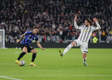 Fc Inter 'den Hakan Calhanoğlu ve Juventus Fc' ten Adrien Rabiot İtalyan Serie A sırasında, Juventus Fc ile Inter Fc arasında 06 Kasım 2022 'de, Torino, İtalya Fotoğraf: Nderim Kaceli - Fotoğraf: Nderim Kaceli / LiveMedi