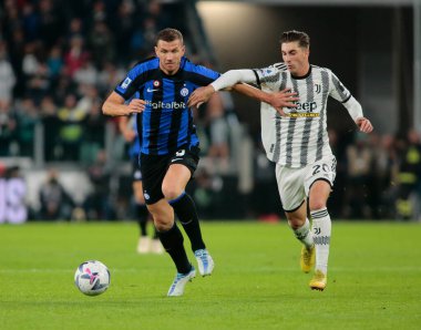 Fc Inter 'den Edin Dzeko ve Juventus Fc' ten Fabio Miretti, İtalya Serie A sırasında Juventus Fc ile Inter Fc arasında 06 Kasım 2022 'de Torino, İtalya' daki Allianz Stadyumu 'nda oynanan futbol maçı, Fotoğraf: Nderim Kaceli / LiveMedi