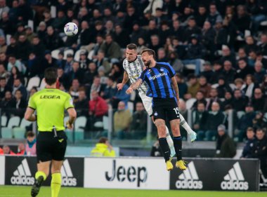Fc Inter 'den Francesco Acerbi ve Juventus Fc' ten Arkadiusz Milik İtalyan Serie A sırasında, Juventus Fc ile Inter Fc arasında 06 Kasım 2022 tarihinde, Torino, İtalya Fotoğraf: Nderim Kaceli - Fotoğraf: Nderim Kaceli / LiveMedi