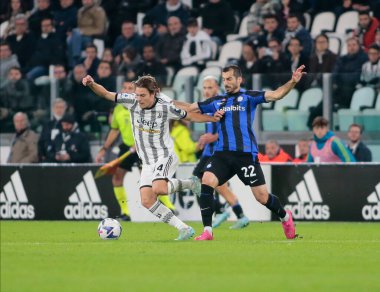 Fc Inter 'den Henrikh Mkhitaryan ve İtalya Serie A sırasında Juventus Fc' ten Nicolo Faggioli, 06 Kasım 2022 'de Torino, İtalya' daki Allianz Stadyumu 'nda oynanan futbol maçı, Nderim Kaceli - Fotoğraf: Nderim Kaceli / LiveMedi