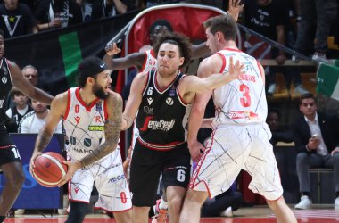 Alessandro Pajola (Segafredo Virtus Bologna) Kassius Robertson (Unahotels Reggio Emilia) tarafından 6 Kasım 2022 'de Paladozsp' da oynanan LBA İtalya basketbol şampiyonası maçında engellendi.