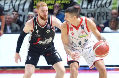 Andrea Cinciarini (Unahotels Reggio Emilia), 6 Kasım 2022 'de Paladozza spor' da oynanan LBA İtalya Basketbol Şampiyonası karşılaşmasında Niccolo Mannion (Segafredo Virtus Bologna) tarafından engellendi.