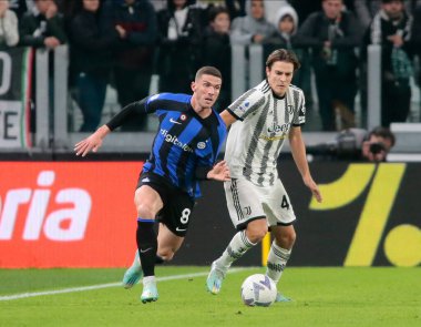 Fc Inter 'den Robin Gosens ve Juventus Fc' ten Nicolo Faggioli İtalyan Serie A, Juventus Fc ile Inter Fc arasında 06 Kasım 2022 'de İtalya' daki Allianz Stadyumu 'nda oynanan futbol maçında, Fotoğraf: Nderim Kaceli / LiveMedi