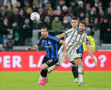 Fc Inter 'den Henrikh Mkhitaryan ve Juventus Fc' ten Manuel Locatelli İtalyan Serie A sırasında, Juventus Fc ve Inter Fc arasında 06 Kasım 2022 tarihinde, Allianz Stadyumu, Turin, İtalya Fotoğrafı Nderim Kaceli - Fotoğraf: Nderim Kaceli / LiveMed