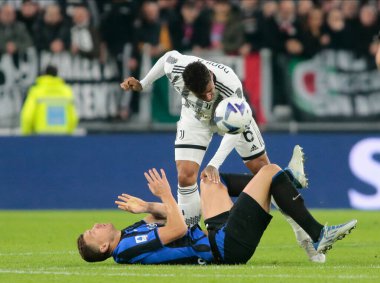 Juventus Fc 'ten Luiz Da Silva Danilo ve Fc Inter' den Edin Dzeko, İtalya Serie A sırasında, Juventus Fc ve Inter Fc arasında 06 Kasım 2022 tarihinde, Allianz Stadyumu, Turin, İtalya Fotoğrafı Nderim Kaceli - Fotoğraf: Nderim Kaceli / LiveMedi