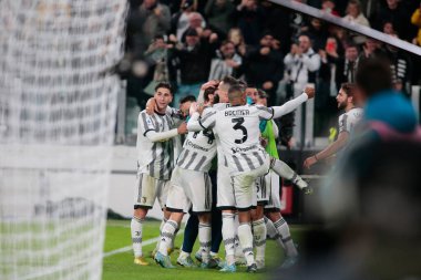 Juventus Fc takımından Adrien Rabiot, İtalya Serie A, Juventus Fc ve Inter Fc arasında oynanan futbol maçında attığı golü 2006 Kasım 2022 'de Torino, İtalya' daki Allianz Stadyumu 'nda kutluyor.