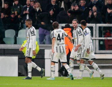 Juventus Fc takımından Adrien Rabiot, İtalya Serie A, Juventus Fc ve Inter Fc arasında oynanan futbol maçında attığı golü 2006 Kasım 2022 'de Torino, İtalya' daki Allianz Stadyumu 'nda kutluyor.