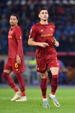 AS Roma 'dan Roger Ibanez, AS Roma ve SS Lazio arasında 6 Kasım 2022' de İtalya 'nın başkenti Roma' da oynanan Stadio Olimpico 'da oynanan karşılaşmada görülüyor. - Fotoğraf: Gennaro Masi / LiveMedi