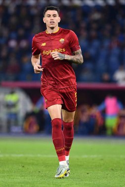 AS Roma 'dan Roger Ibanez, AS Roma ve SS Lazio arasında 6 Kasım 2022' de İtalya 'nın başkenti Roma' da oynanan Stadio Olimpico 'da oynanan karşılaşmada görülüyor. - Fotoğraf: Gennaro Masi / LiveMedi