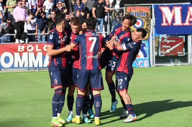 Stefan Posch İtalya milli takımı Serie A maçında İtalya 'nın Bologna şehrindeki Renato Dall' Ara Stadyumu 'nda Bologna FC' ye karşı Torino FC maçında takım arkadaşı tarafından kutlandı.