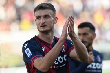 Stefan Posch (Bologna Fc) İtalya 'nın Bologna şehrindeki Renato Dall' Ara Stadyumu 'nda oynanan Bologna FC maçında Bologna taraftarlarını karşıladı - Kredi: Gianluca Ricc