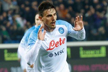 Napoli 'den Eljif Elmas, İtalya' nın Bergamo kentindeki Gewiss Stadyumu 'nda oynanan Atalanta BC-SSC Napoli maçında ikinci gollerini attıktan sonra kutlama yapıyor.