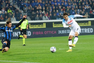 Napoli 'li Eljif Elmas, İtalya' nın Bergamo kentindeki Gewiss Stadyumu 'nda oynanan Atalanta BC-SSC Napoli maçında ikinci golünü atıyor ve atıyor.