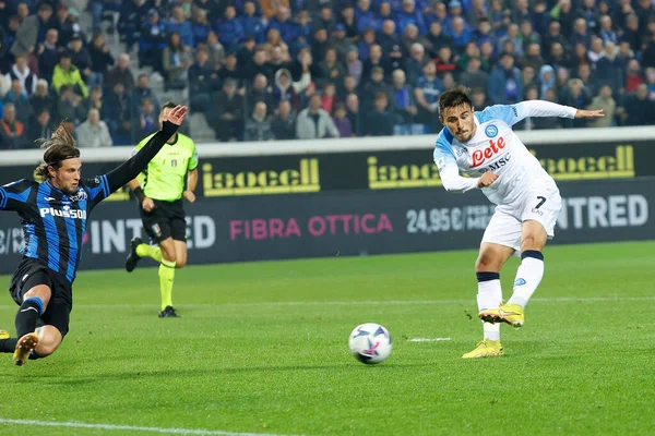 Napoli 'li Eljif Elmas, İtalya' nın Bergamo kentindeki Gewiss Stadyumu 'nda oynanan Atalanta BC-SSC Napoli maçında ikinci golünü atıyor ve atıyor.
