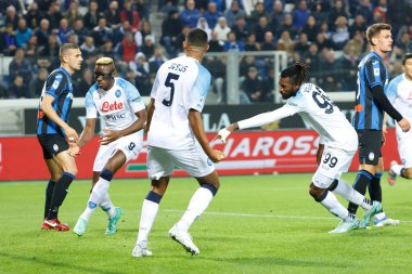 Napoli 'den Victor Osimhen, İtalya' nın Bergamo kentindeki Gewiss Stadyumu 'nda oynanan Atalanta BC-SSC Napoli maçında ilk gollerini attıktan sonra kutlama yapıyor.