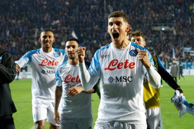 Napoli Oyuncuları Napoli 'den Giovanni Di Lorenzo' yu İtalya 'nın Bergamo kentindeki Gewiss Stadyumu' nda oynanan Atalanta BC-SSC Napoli maçı sırasında kutluyor.