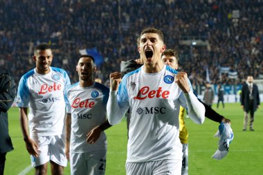 Napoli Oyuncuları Napoli 'den Giovanni Di Lorenzo' yu İtalya 'nın Bergamo kentindeki Gewiss Stadyumu' nda oynanan Atalanta BC-SSC Napoli maçı sırasında kutluyor.