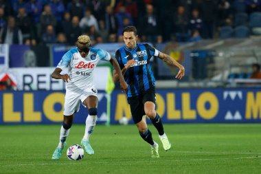 Napoli 'li Victor Osimhen Atalanta' lı Rafael Toloi İtalya 'nın Bergamo kentindeki Gewiss Stadyumu' nda Atalanta BC ile SSC Napoli maçında, 5 Kasım 2022