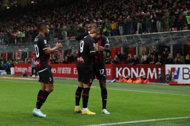 AC Milan 'dan Theo Hernandez, İtalya' nın başkenti Giuseppe Meazza Stadyumu 'nda oynanan AC Milan ile Spezia Calcio arasında oynanan 2022 / 23 tarihli futbol maçında attığı gol sonrasında takım arkadaşlarıyla kutlama yapıyor - Fotoğraf: Fabrizio Carabelli / LiveMedi