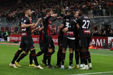 AC Milan 'dan Theo Hernandez, İtalya' nın başkenti Giuseppe Meazza Stadyumu 'nda oynanan AC Milan ile Spezia Calcio arasında oynanan 2022 / 23 tarihli futbol maçında attığı gol sonrasında takım arkadaşlarıyla kutlama yapıyor - Fotoğraf: Fabrizio Carabelli / LiveMedi